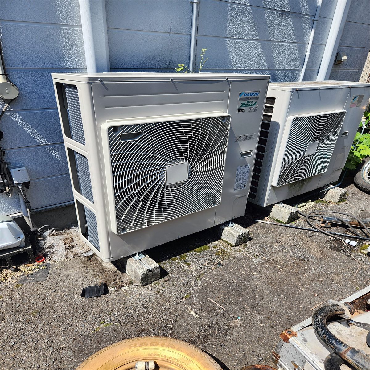 大型機を複数台、整然と並べて設置。
