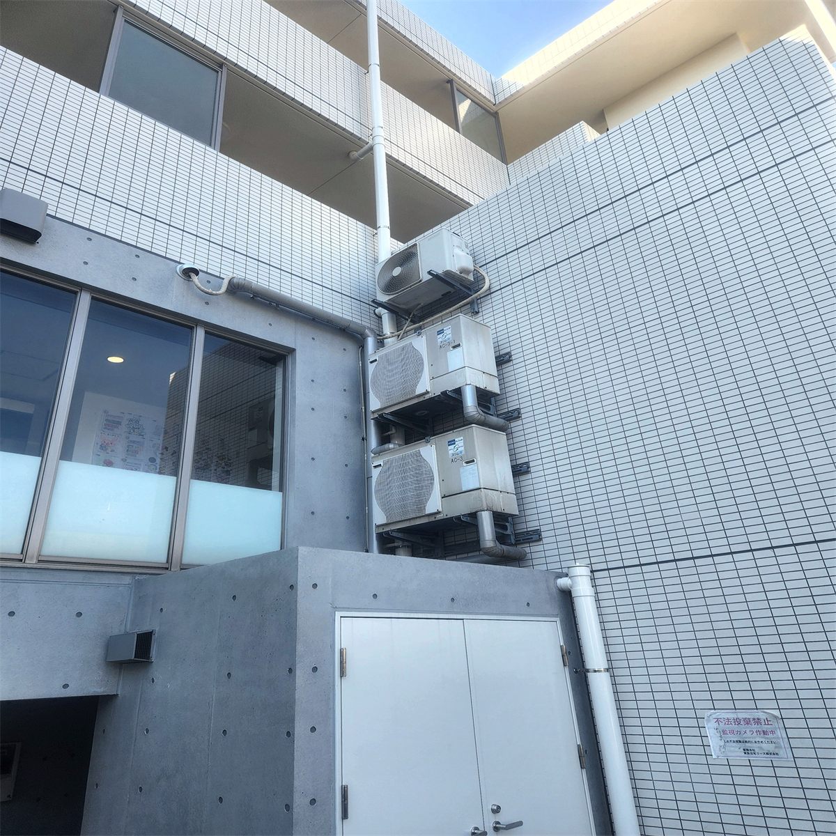 設置スペースがない外壁に、金具で省スペース設置。