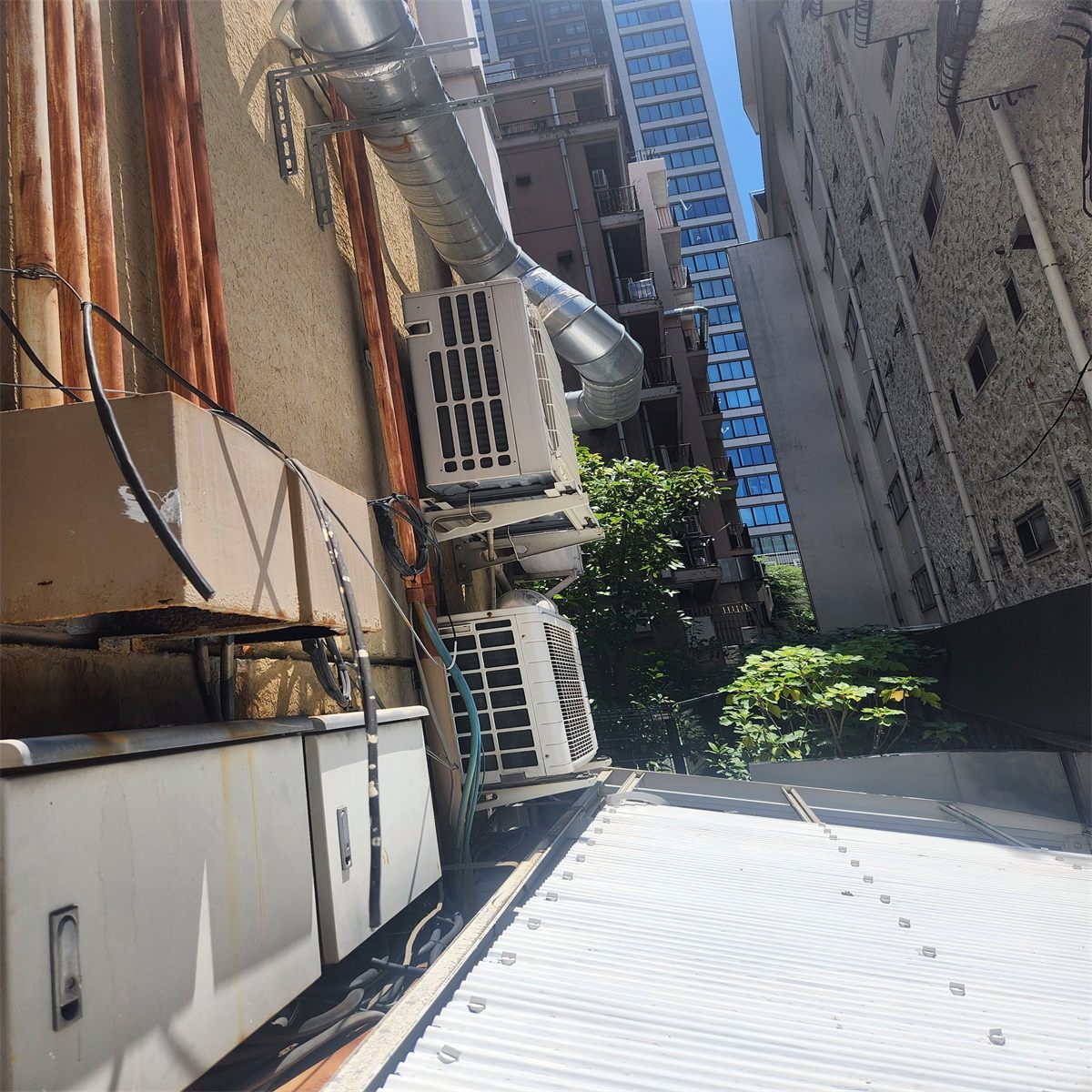 建物の隙間に室外機を設置